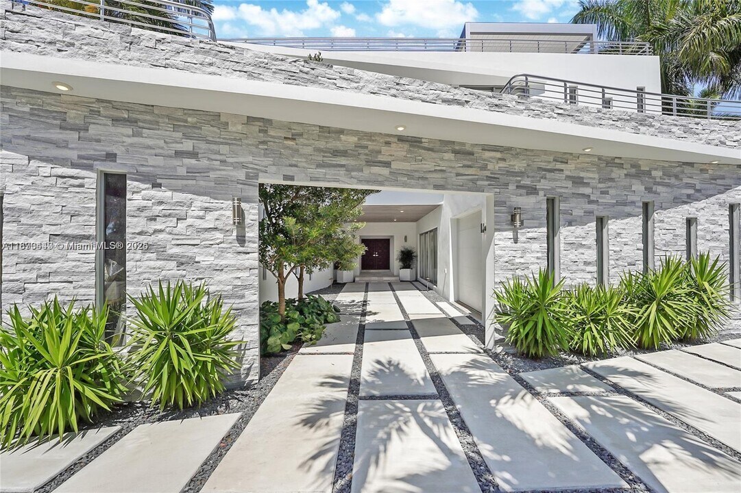 5910 N Bayshore Dr in Miami, FL - Building Photo