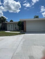405 4th Ave N in Tierra Verde, FL - Building Photo