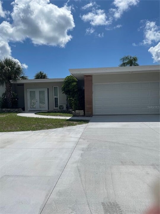 405 4th Ave N in Tierra Verde, FL - Building Photo