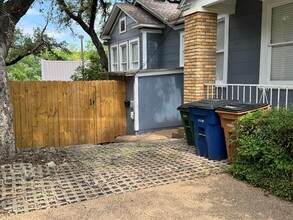 2842 Shoal Crest Ave in Austin, TX - Foto de edificio - Building Photo