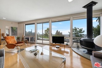 3831 Franklin Ave in Los Angeles, CA - Foto de edificio - Building Photo