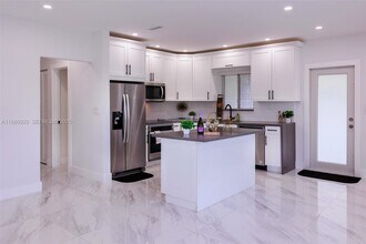 320 NE 172nd St in North Miami Beach, FL - Building Photo - Building Photo