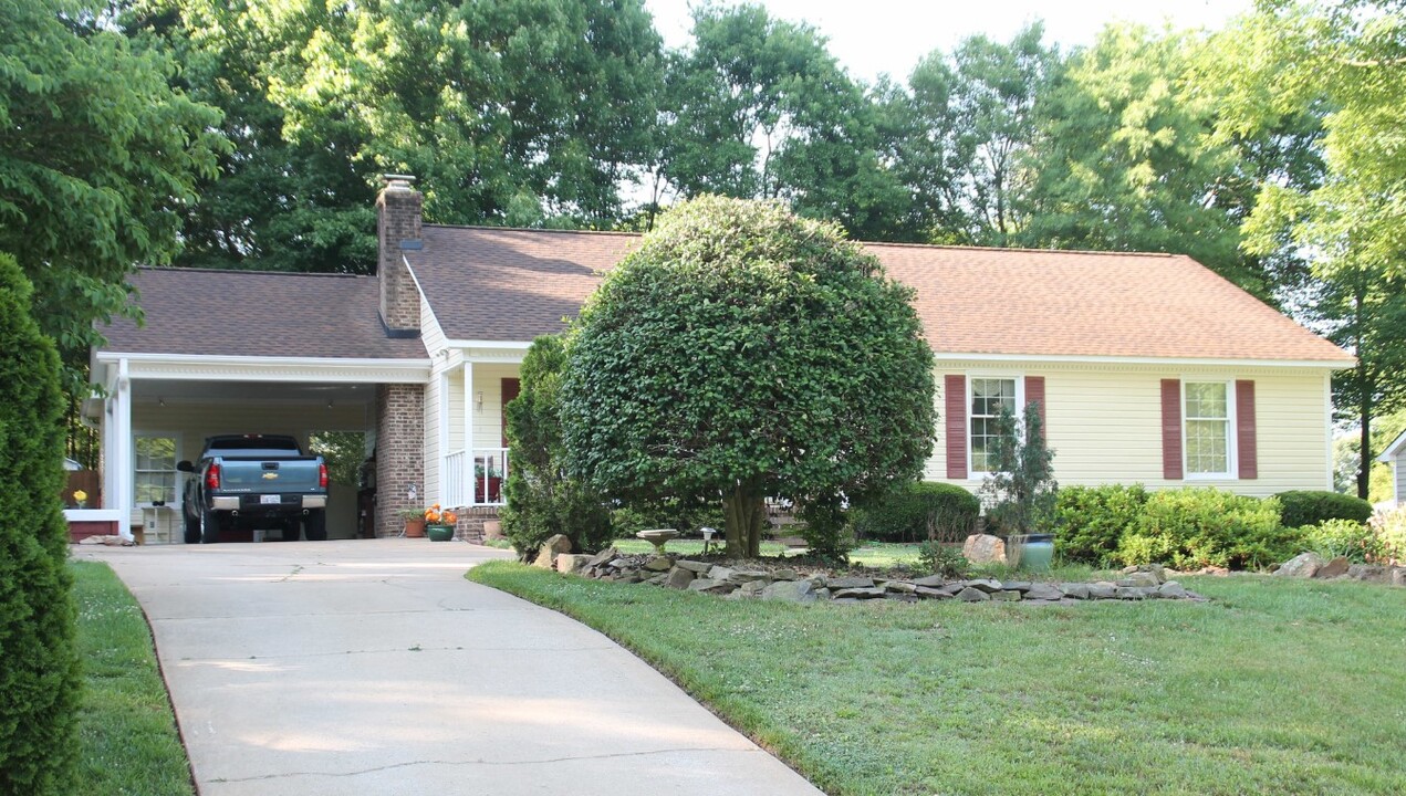 105 Vermont Dr in Stanley, NC - Building Photo