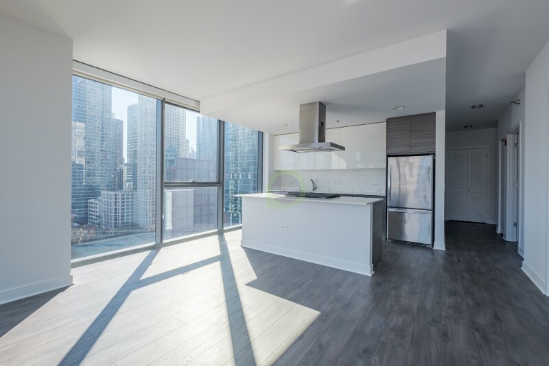 220 W Hubbard St in Chicago, IL - Building Photo