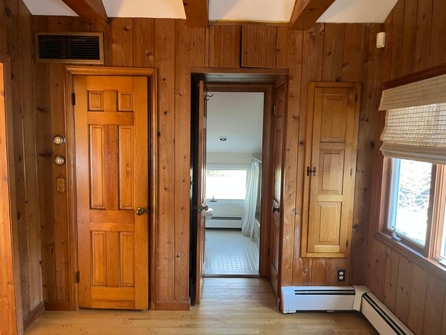 16 S Beach Rd, Unit Studio Apartment in Southampton, NY - Foto de edificio - Building Photo