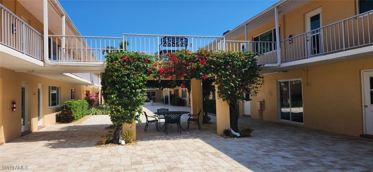 548 Broad Ave S in Naples, FL - Building Photo