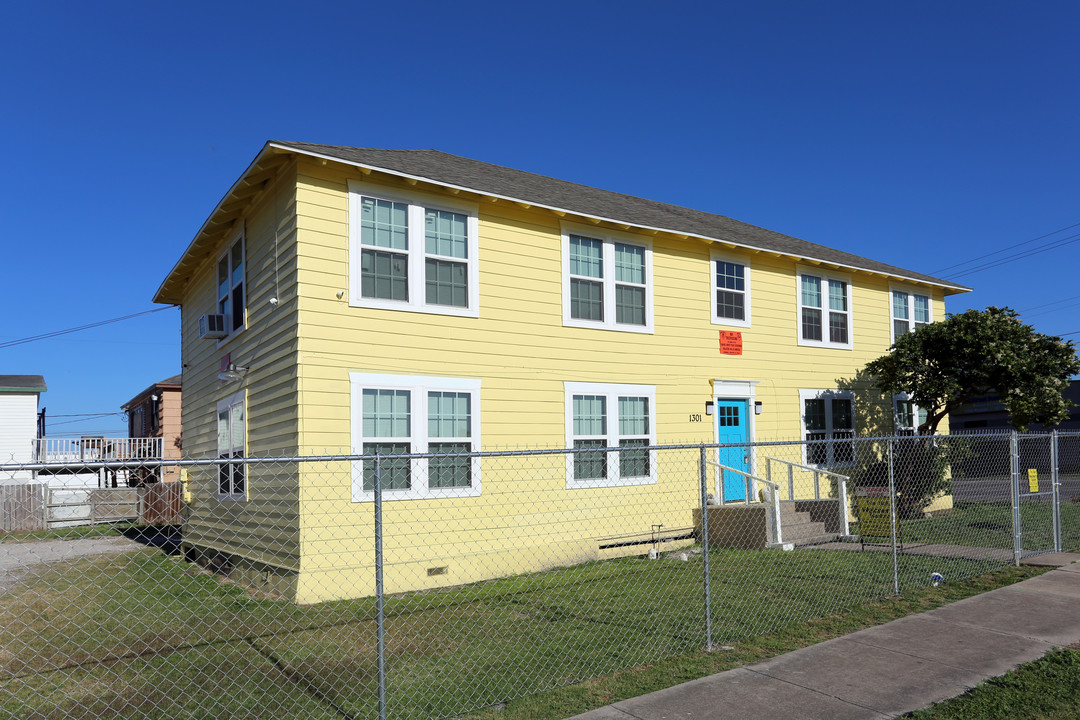 1301 Morgan Ave in Corpus Christi, TX - Foto de edificio