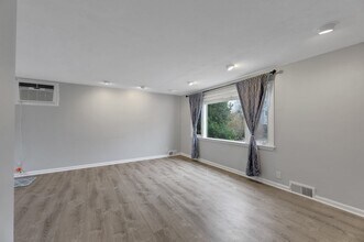 95 Grove St in Waldwick, NJ - Foto de edificio - Building Photo