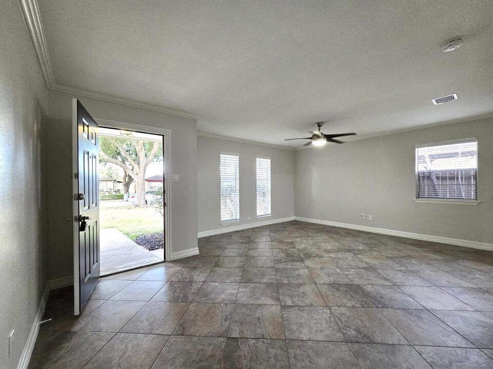 1831 Eagle Dr in League City, TX - Building Photo