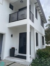 1080 SE 3rd St in Pompano Beach, FL - Foto de edificio - Building Photo