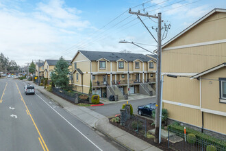 Gravelly Lake Brownstones in Lakewood, WA - Building Photo - Building Photo