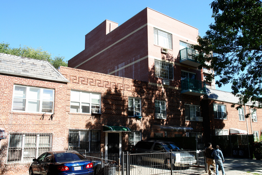 13239-13241 Avery Ave in Flushing, NY - Building Photo