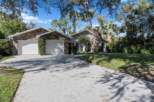 6161 Waxmyrtle Way in Naples, FL - Building Photo
