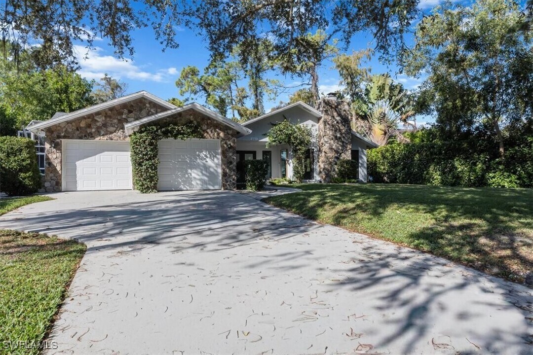 6161 Waxmyrtle Way in Naples, FL - Building Photo