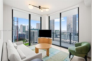 11 NE 6th St in Miami, FL - Building Photo