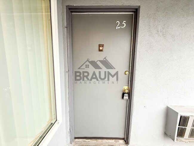 5131 Buffalo Ave in Los Angeles, CA - Foto de edificio - Building Photo