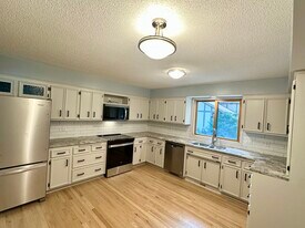 7301 Glouchester Dr in Minneapolis, MN - Building Photo