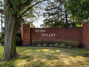 27689 Echo Valley W in Farmington Hills, MI - Building Photo - Building Photo