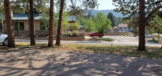 Mountain Manor in Woodland Park, CO - Foto de edificio - Building Photo