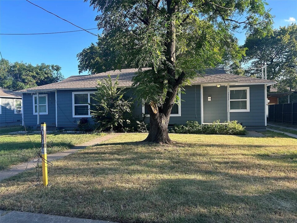 1302 Stone Dr in Irving, TX - Foto de edificio