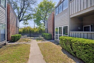 9254 Forest Ln in Dallas, TX - Foto de edificio - Building Photo