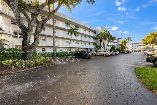 116 Royal Pk Dr, Unit 4D in Oakland Park, FL - Building Photo - Building Photo