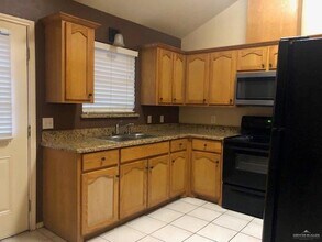 2219 W Candlelight Ln-Unit -4 in Edinburg, TX - Foto de edificio - Building Photo