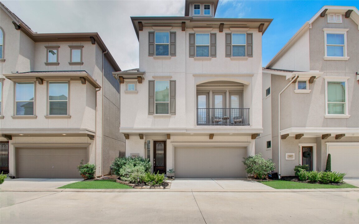 2015 Royal Landing Dr in Houston, TX - Building Photo