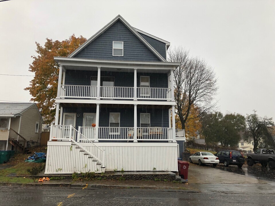 58 Alma St, Unit 1 in Lowell, MA - Foto de edificio