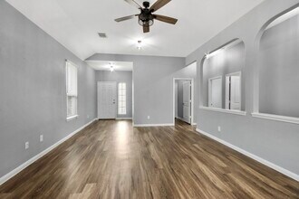 2335 Spring Hollow Dr in Baytown, TX - Building Photo - Building Photo