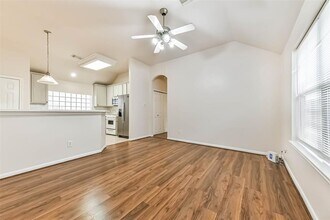 10222 West Palm Lake Drive in Houston, TX - Foto de edificio - Building Photo
