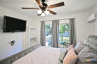 553 Scenic Dr in Canyon Lake, TX - Building Photo