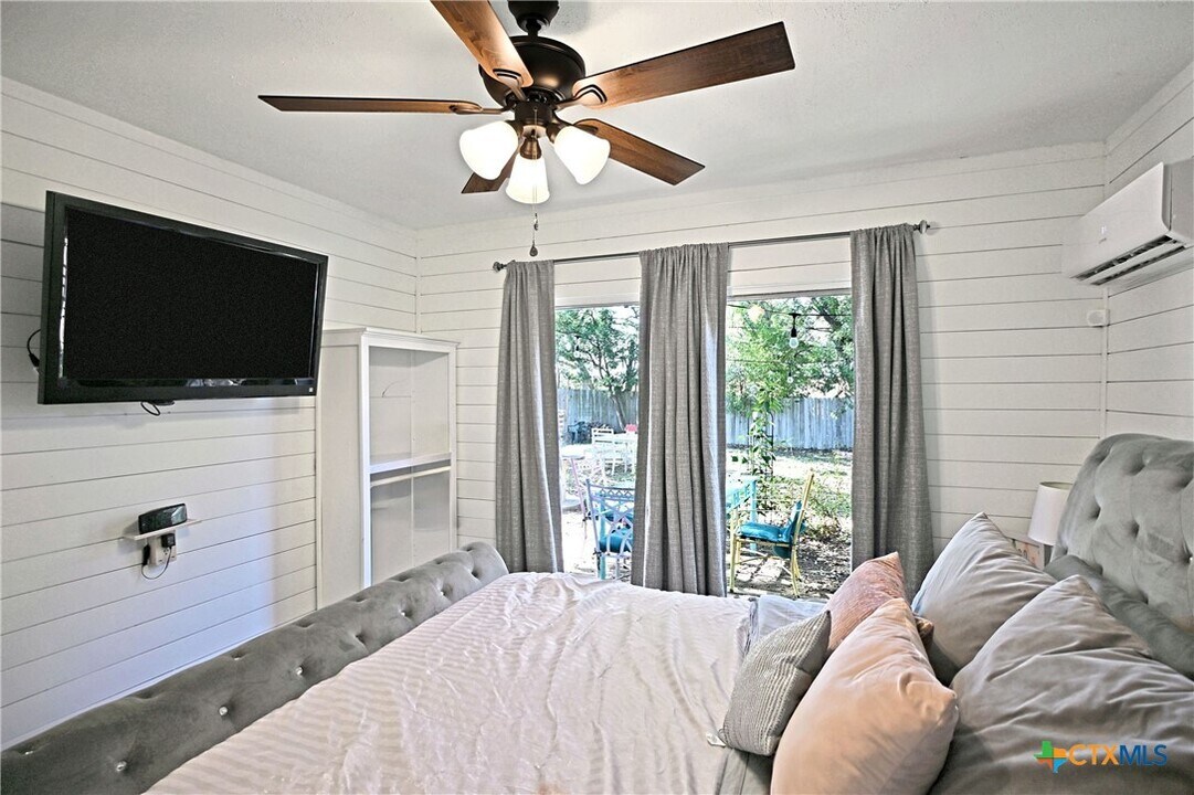 553 Scenic Dr in Canyon Lake, TX - Building Photo