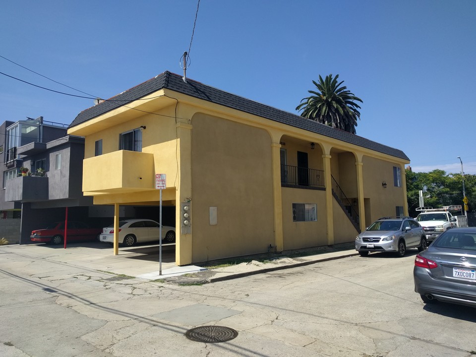 2429 Ocean Ave in Venice, CA - Building Photo