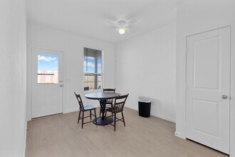 319 Bismuth Dr in Crosby, TX - Foto de edificio - Building Photo