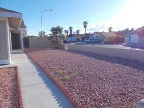 7053 Mountain Meadow Ln in Las Vegas, NV - Building Photo - Building Photo