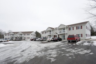 Village Park Apartments in River Falls, WI - Foto de edificio - Building Photo