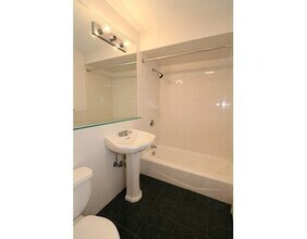 30 Upland Rd in Cambridge, MA - Foto de edificio - Building Photo