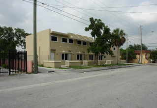 5490-5496 NE Miami Pl in Miami, FL - Building Photo - Building Photo