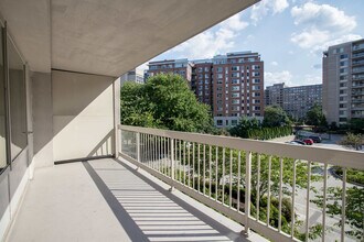 1600 S Eads St in Arlington, VA - Foto de edificio - Building Photo
