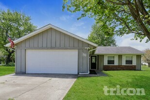 222 Georgetown Rd in Greenwood, IN - Building Photo