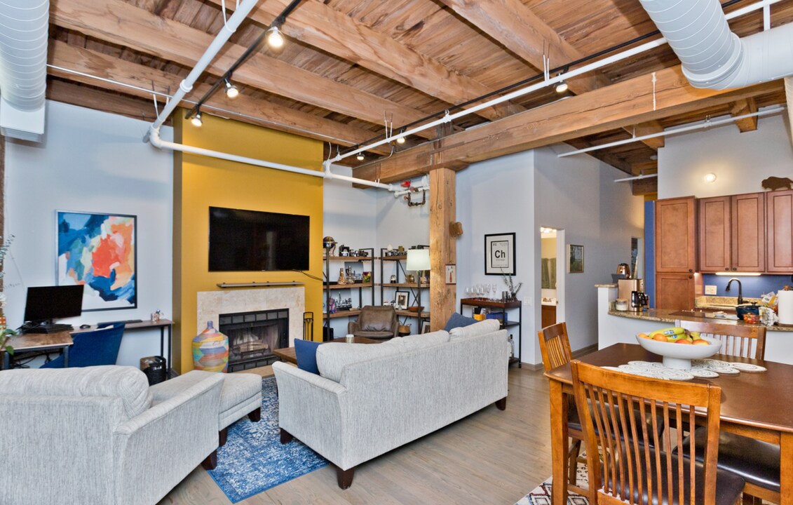 331 S Peoria St, Unit 406 in Chicago, IL - Building Photo