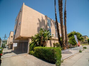 Regal Rita Apartments in Los Angeles, CA - Building Photo - Building Photo