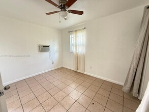 5647 Seventh Ave-Unit -B in Ft. Myers, FL - Building Photo - Building Photo