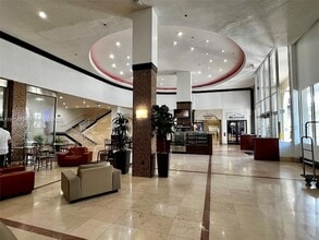 19201 Collins Ave, Unit 432 in Sunny Isles Beach, FL - Foto de edificio - Building Photo