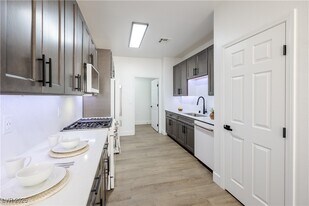 540 W Horizon Ridge Pkwy in Henderson, NV - Building Photo