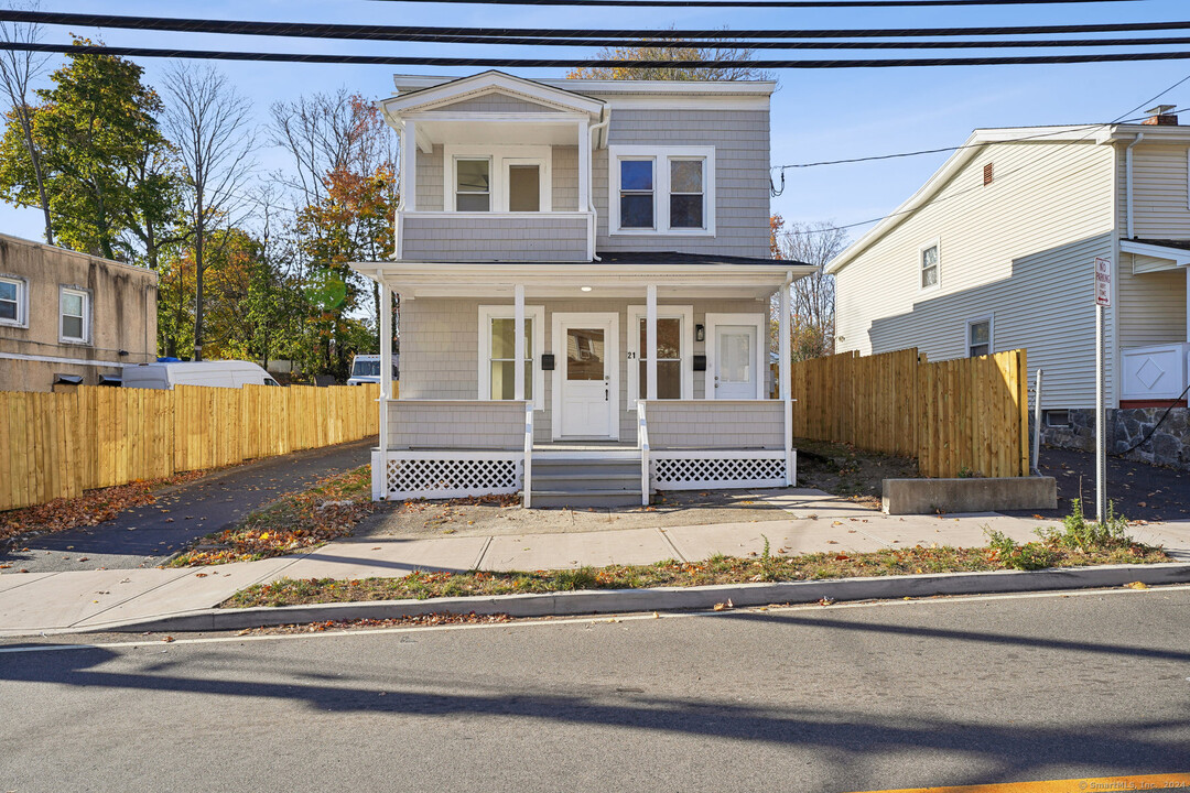 21 Soundview Ave in Norwalk, CT - Building Photo