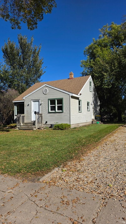 1109 5th St SW in Willmar, MN - Building Photo