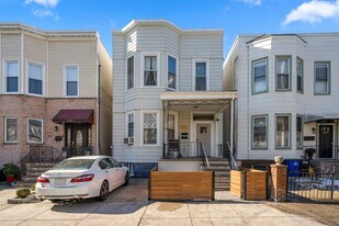 215 Dodd St in Weehawken, NJ - Building Photo