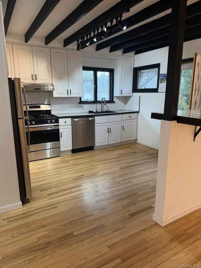 19 7th St in Bayville, NY - Building Photo - Building Photo